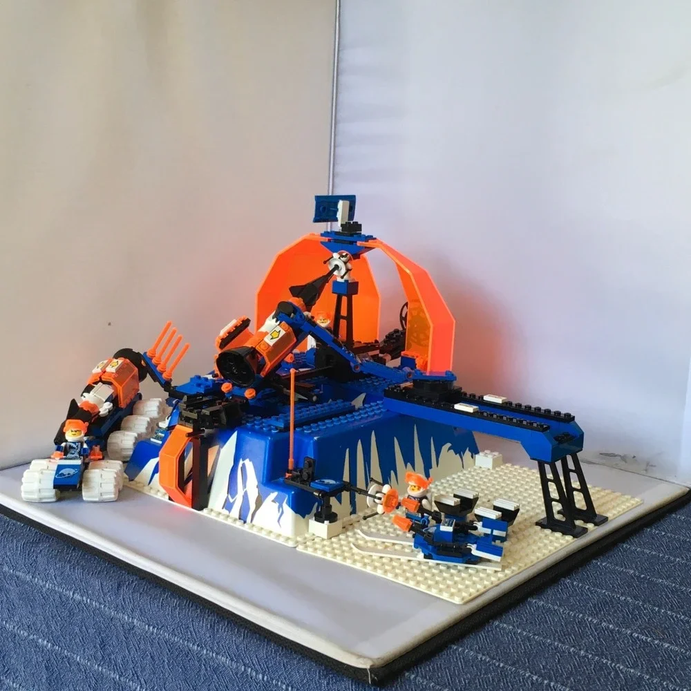 Space LEGO Ice Planet 2002 Ice Station Odyssey (6983)